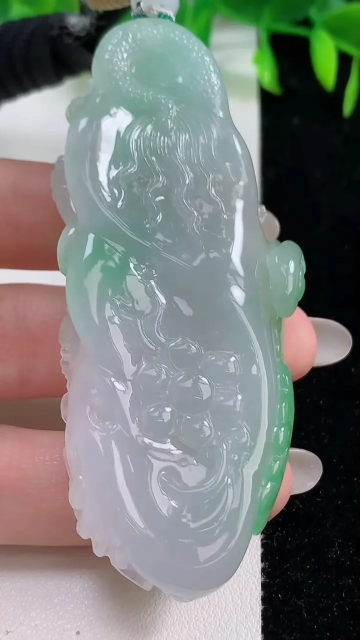 天然A货翡翠千手观音菩萨吊坠，尺寸79-32-11.8，重量:58.64g
10月14日
