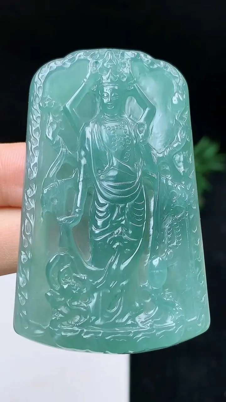 天然A货翡翠蓝水千手观音吊坠，尺寸62-37.7-6.2，重量:32.01g
10月14日