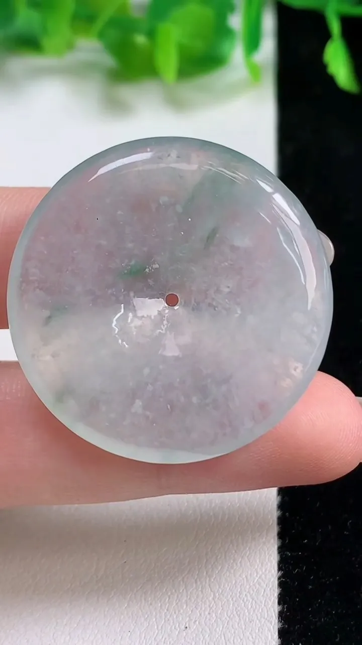 天然A货翡翠冰种飘花平安扣吊坠，尺寸34.7-5.4，重量:14.27g
10月14日