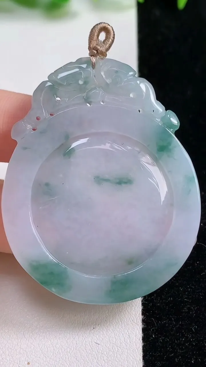 天然A货翡翠飘花龙牌吊坠，尺寸53.4-42.8-6，重量:25.00g
10月14日