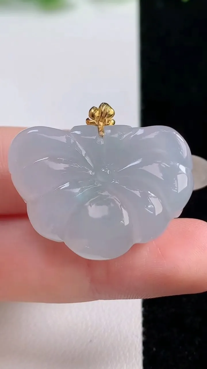 天然A货翡翠种白冰莲花吊坠，尺寸23.2-30.6-10，重量:11.04g
10月14日