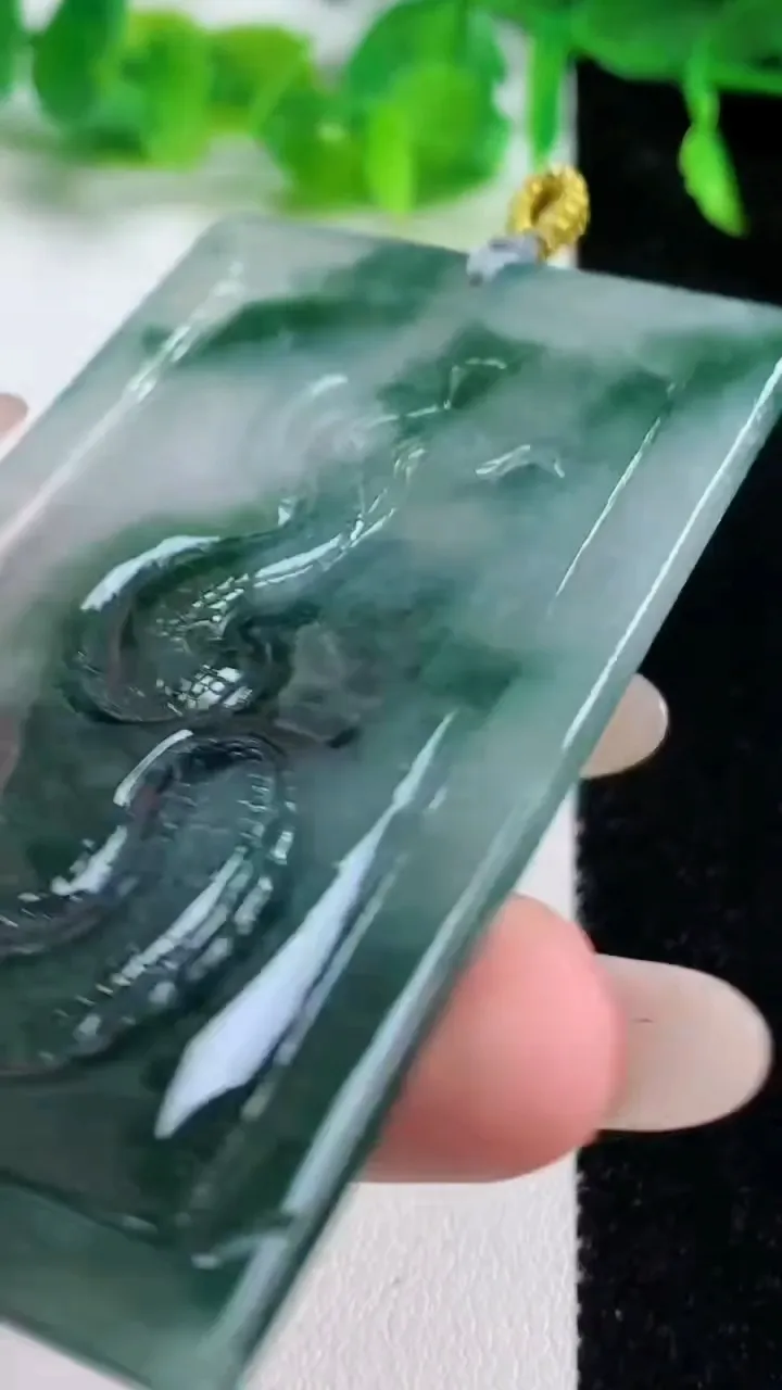 天然A货翡翠冰种飘花祥龙关公 关羽吊坠，尺寸65-42.3-7，重量:44.02g
10月14日