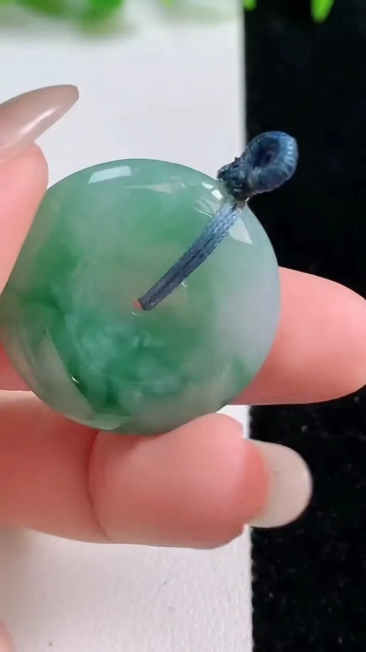天然A货翡翠冰种飘花平安扣吊坠，尺寸27.3-5.7，重量:8.83g
10月14日