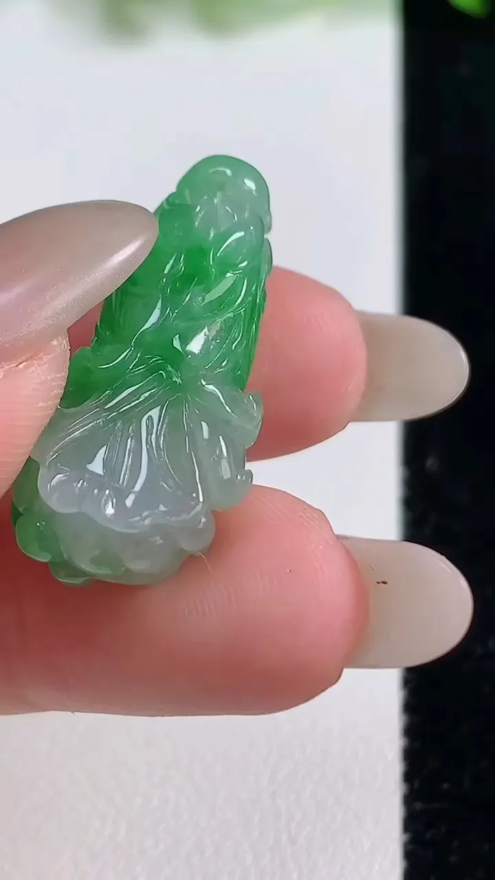 天然A货翡翠白菜吊坠，尺寸27.3-12.6-7.7，重量:5.39g
10月14日