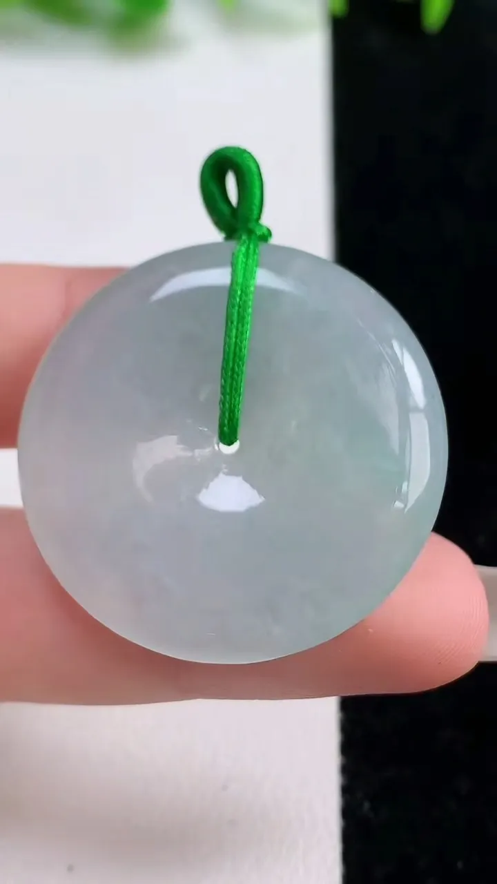 天然A货翡翠平安扣吊坠，尺寸33.3-5.5，重量:13.35g
10月14日