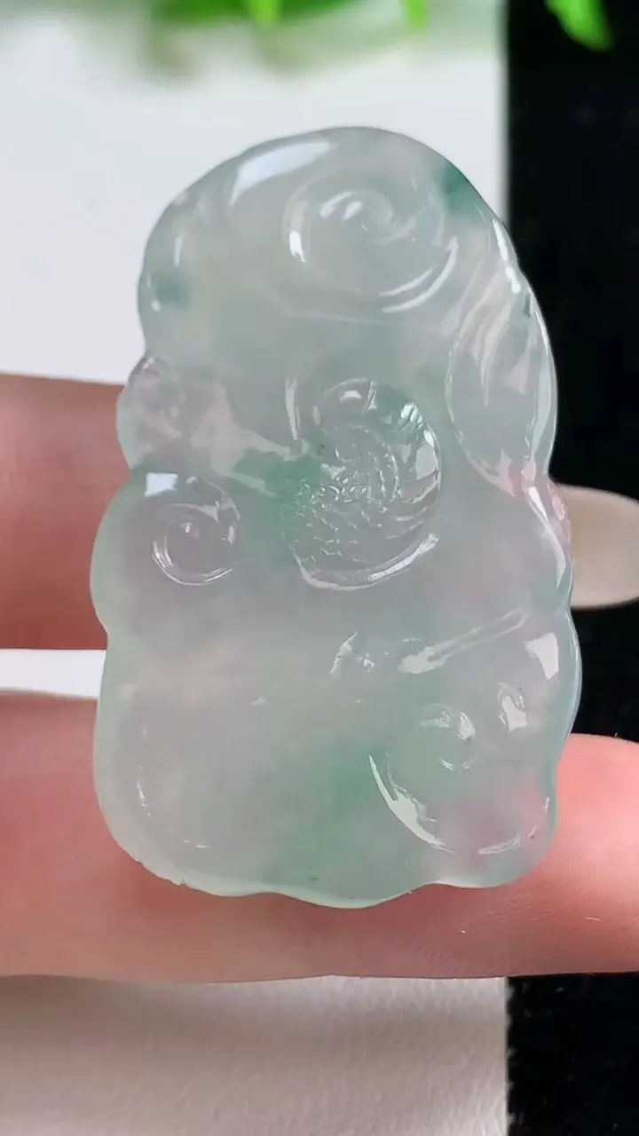 天然A货翡翠种飘花龙牌吊坠，尺寸44.3-36.2-6.3，重量:15.95g
10月14日