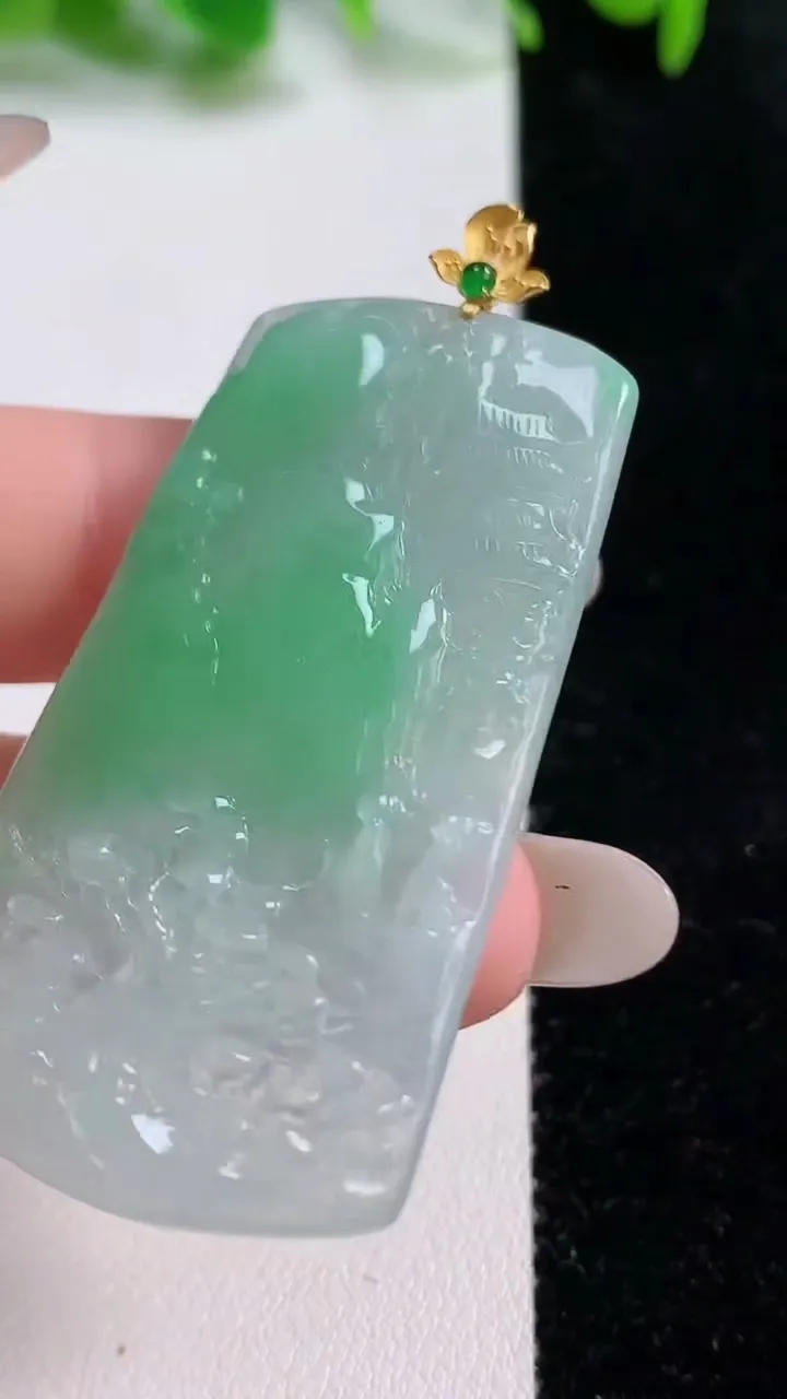 天然A货翡翠山水牌吊坠，尺寸50-29.2-3.6，重量:13.67g
10月14日