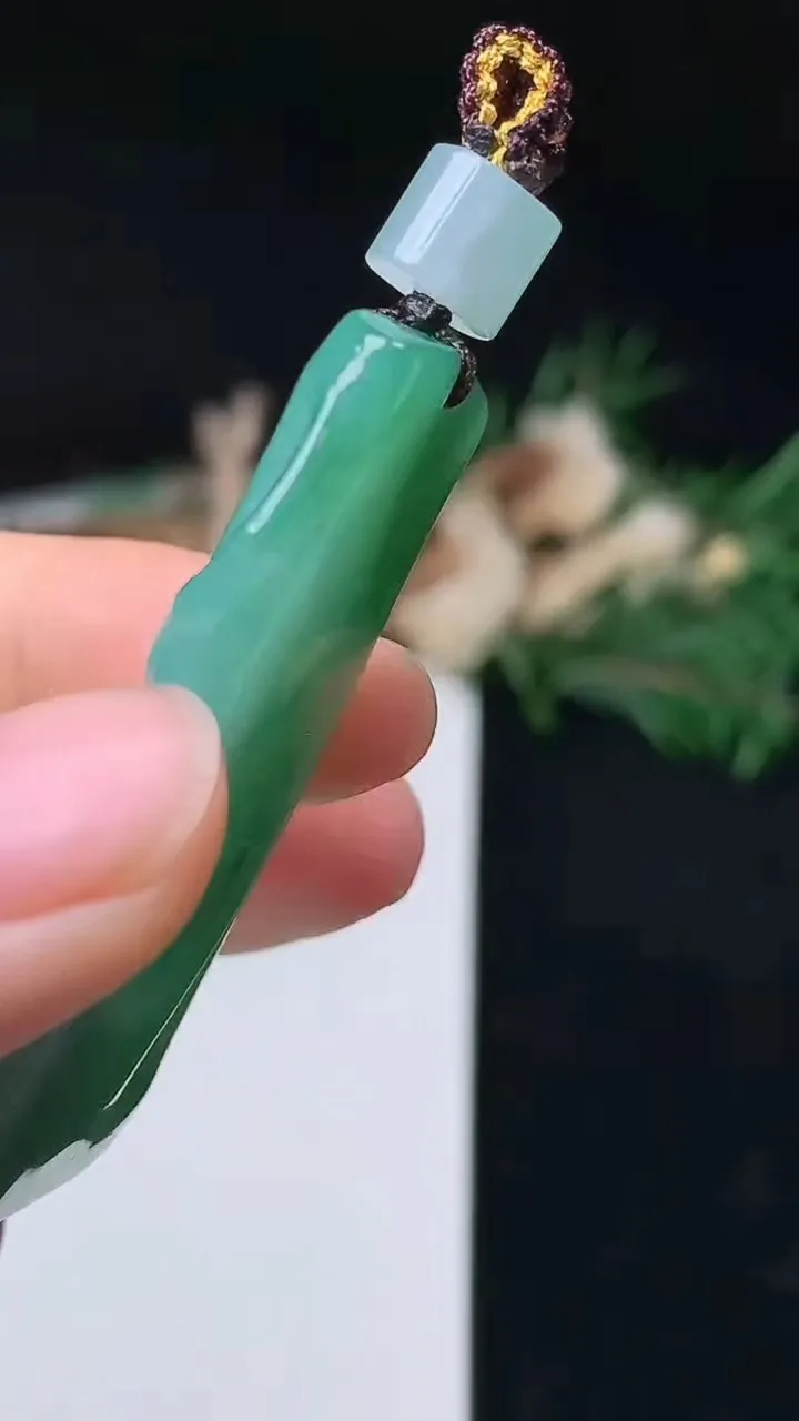 天然A货翡翠节节高升 竹节吊坠，尺寸47.6-25.4-5.4，重量:19.25g
10月14日