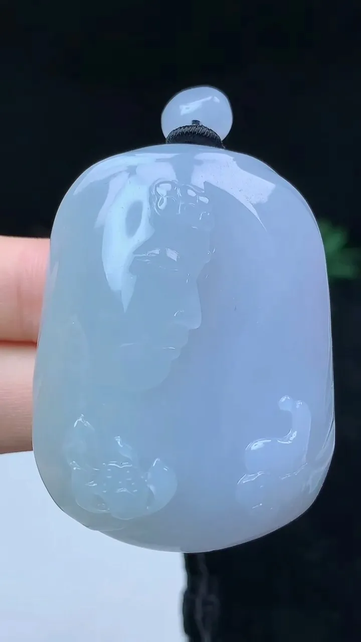 天然A货翡翠白冰一念之间吊坠，尺寸48.5-36.6-12.6，重量:54.00g
10月14日
