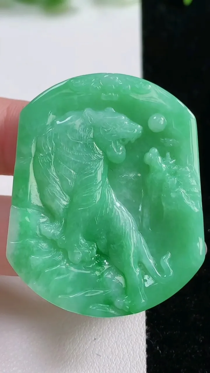 天然A货翡翠生肖虎 虎牌吊坠，尺寸45.5-35.5-5，重量:19.14g
10月14日