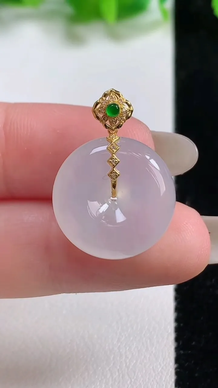 天然A货翡翠种白冰平安扣吊坠，尺寸18-6.3，重量:4.62g
10月14日