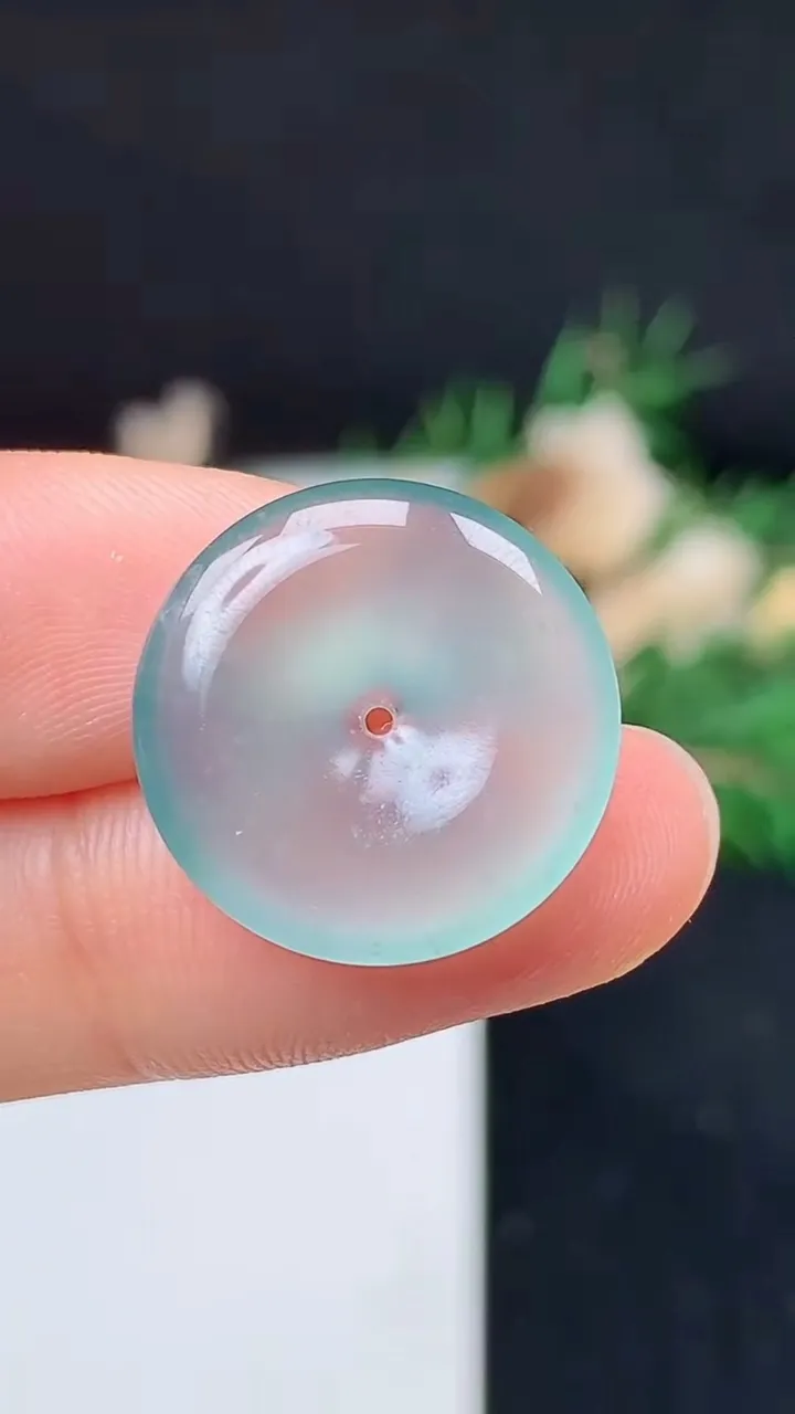 天然A货翡翠平安扣吊坠，尺寸18.4-3.7，重量:2.45g
10月14日
