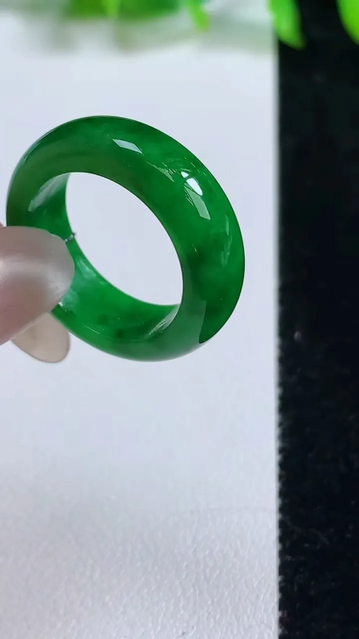 天然A货翡翠指环 戒指，尺寸18-7-3.6，重量:5.70g2025年10月14日
工厂直销收藏佳品,种好水足，色泽均匀，有种有色，上手高大气！