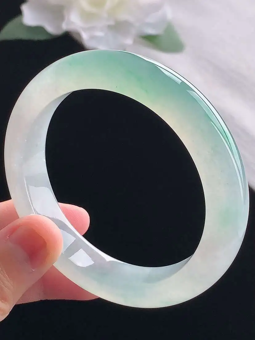 a货翡翠老坑冰种飘绿正装正圈手镯55-56圈口  尺寸55.2×12.6×8.8mm 重量63.53