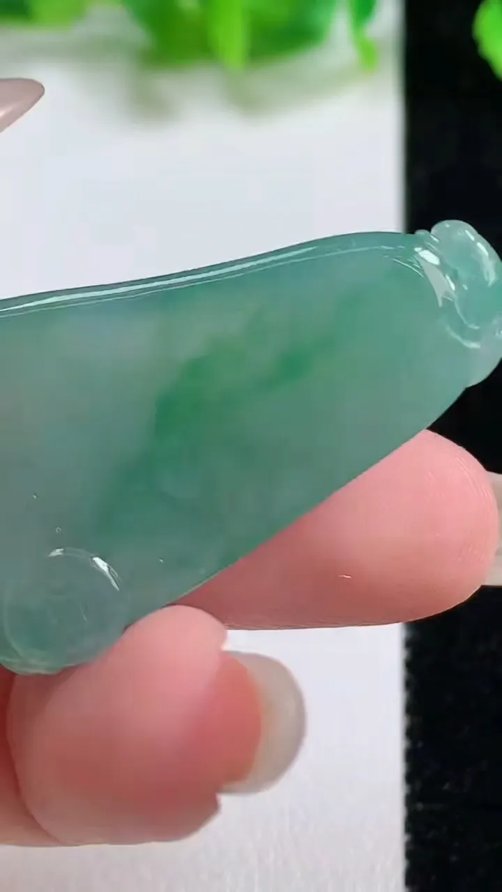 天然A货翡翠福瓜吊坠，尺寸41.5-21.4-7，重量:12.05g
10月14日