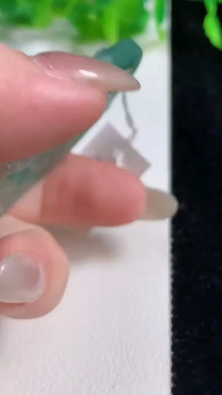 天然A货翡翠山水牌吊坠，尺寸58.8-40.7-5.5，重量:30.35g
10月14日