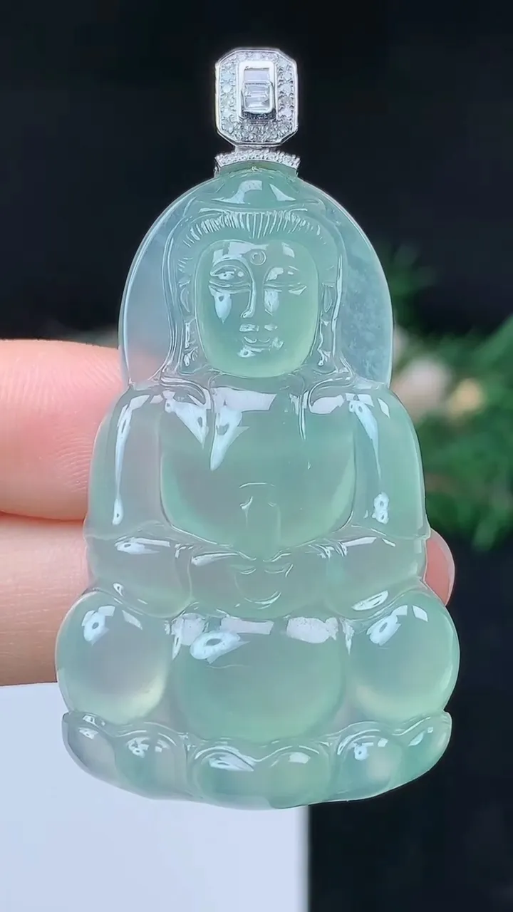 天然A货翡翠观音菩萨吊坠，尺寸46.3-29.3-5.6，重量:15.54g
10月14日