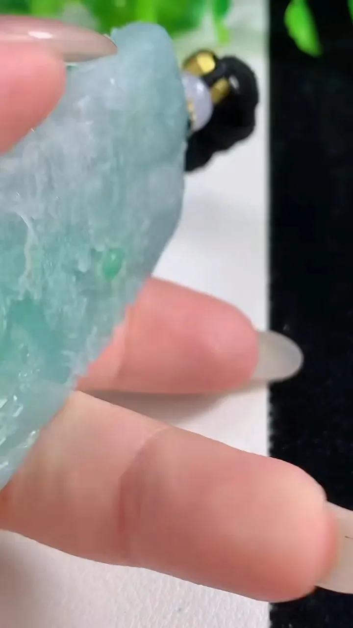 天然A货翡翠山水牌吊坠，尺寸61.8-39-10，重量:62.77g
10月14日