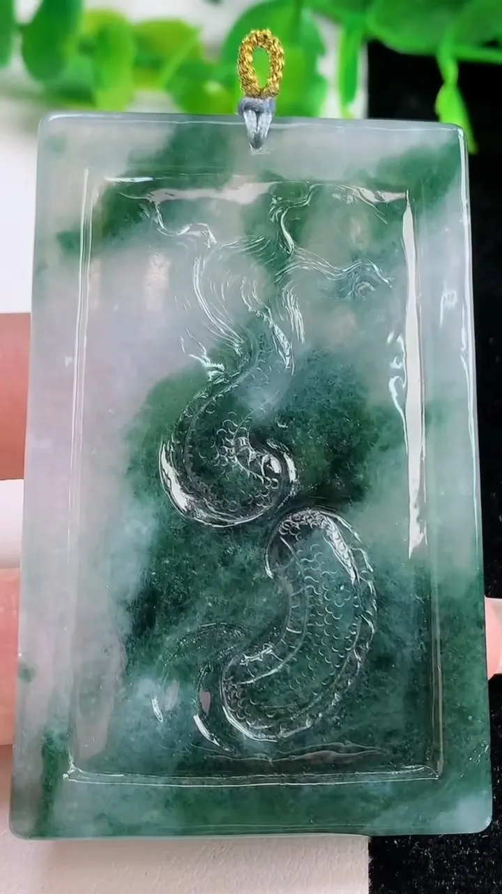 天然A货翡翠冰种飘花祥龙关公 关羽吊坠，尺寸65-42.3-7，重量:44.02g
10月14日