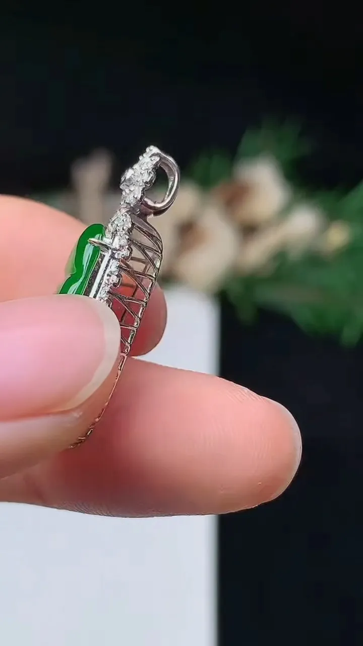 天然A货翡翠福豆吊坠，尺寸28.5-11.6-7.2裸石18-7.7，重量:3.00g
10月14日