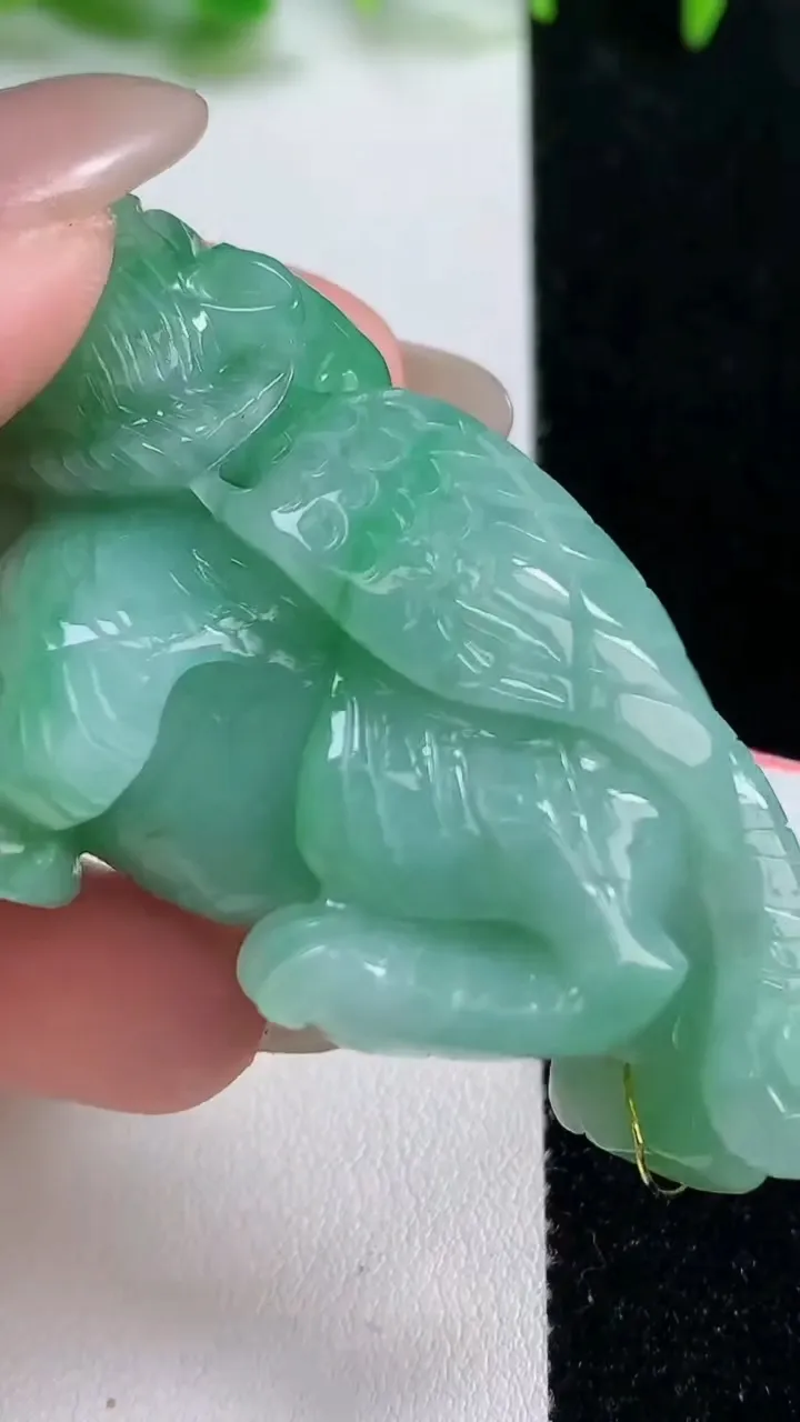 天然A货翡翠生肖虎吊坠，尺寸58.6-35-18.3，重量:59.19g
10月14日