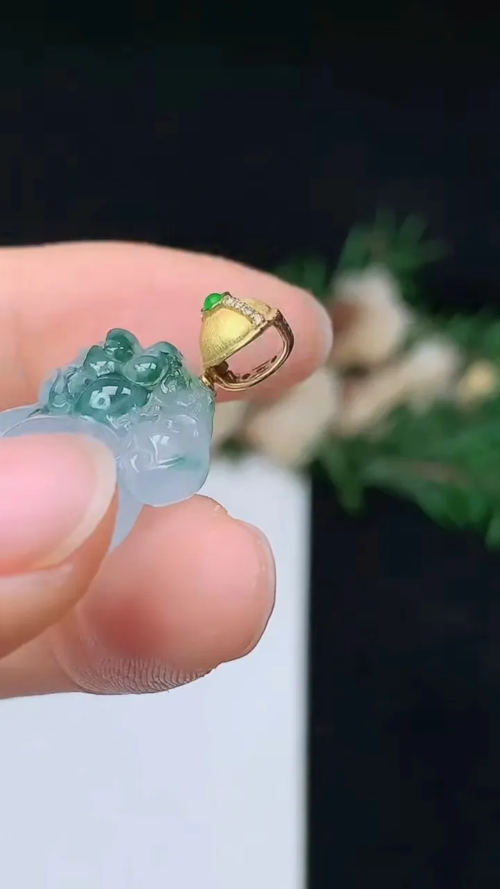 天然A货翡翠飘花狮子吊坠，尺寸18.2-21.7-10.4，重量:8.10g
10月14日