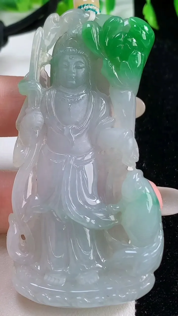 天然A货翡翠虚空藏菩萨吊坠，尺寸75-37.7-10.3，重量:51.44g
10月14日