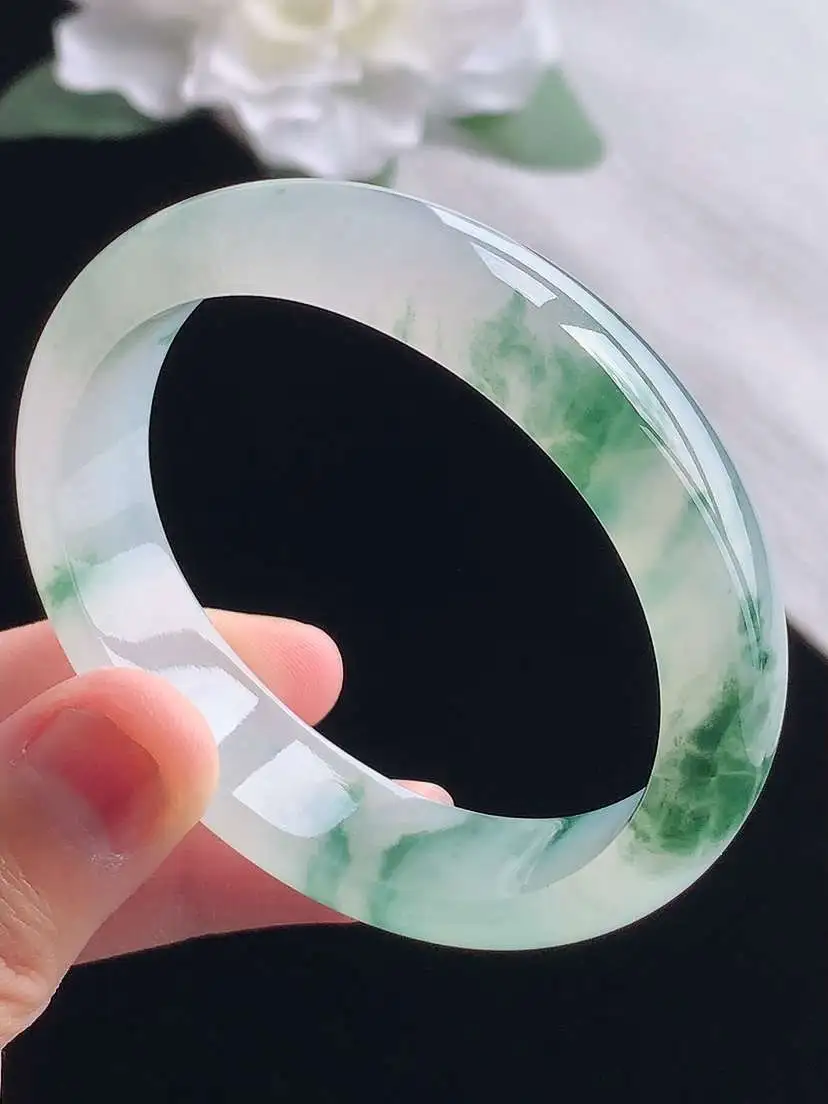 a货翡翠老坑冰种飘花贵妃手镯52-53小圈口  尺寸52.5×45×13.4×7mm 重量46.58