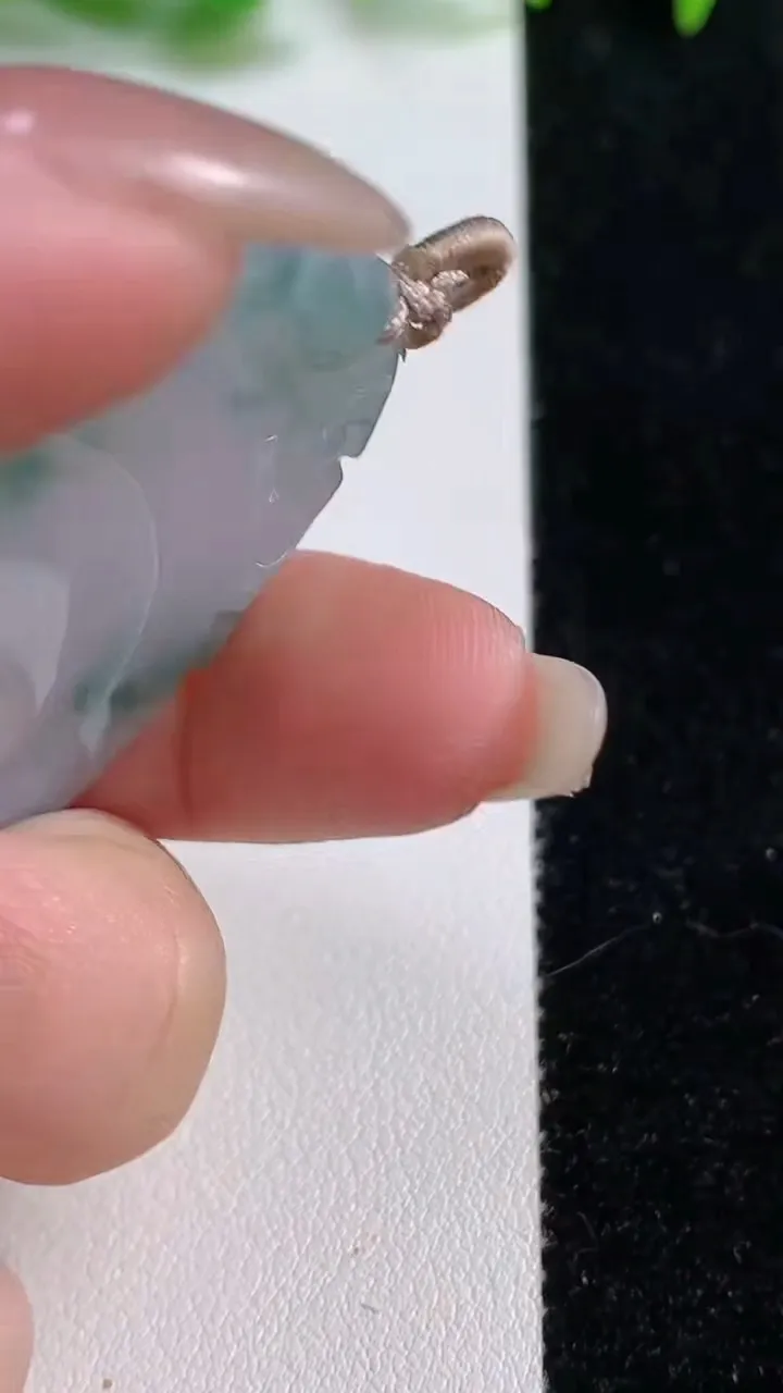 天然A货翡翠飘花龙牌吊坠，尺寸53.4-42.8-6，重量:25.00g
10月14日