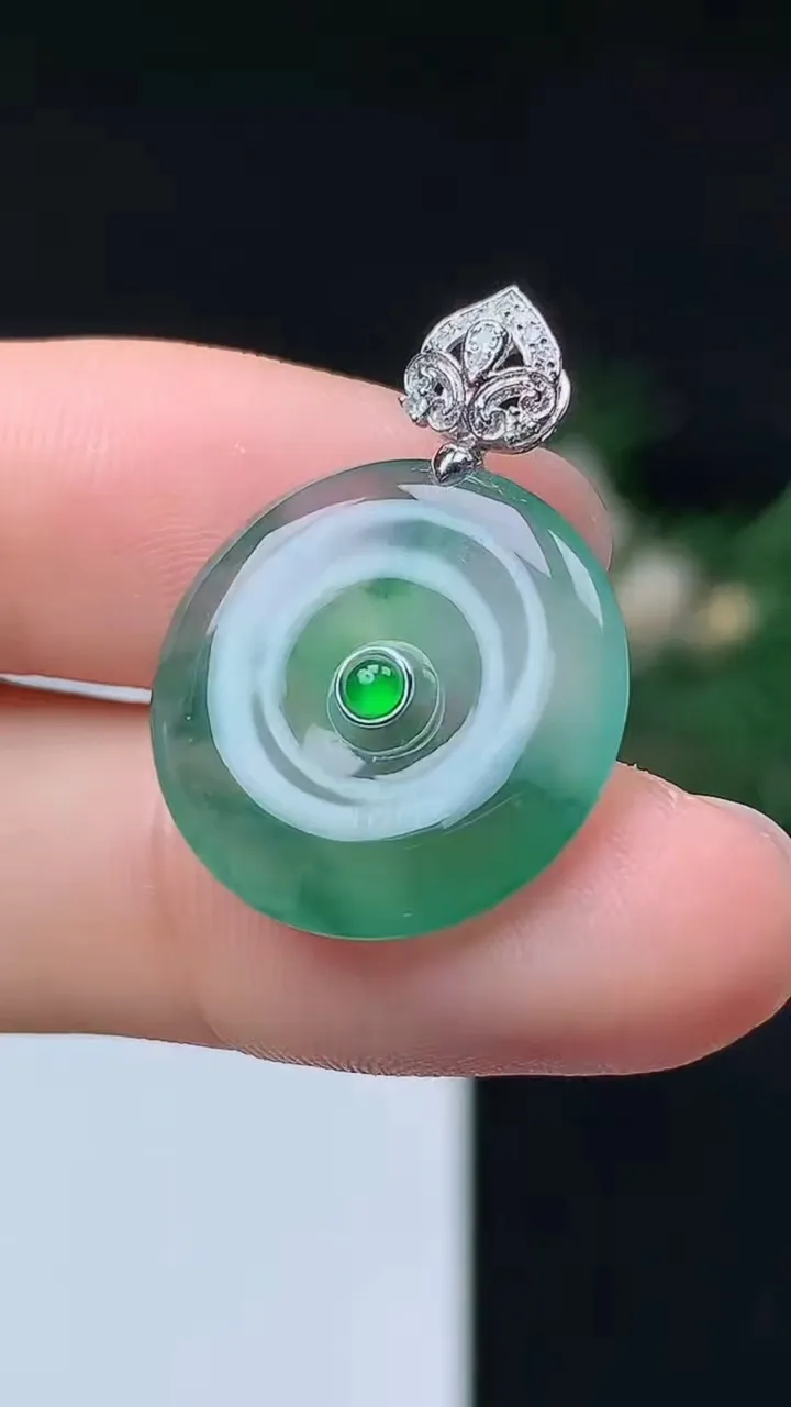 天然A货翡翠平安扣吊坠，尺寸18.4-3.9，重量:3.20g
10月14日