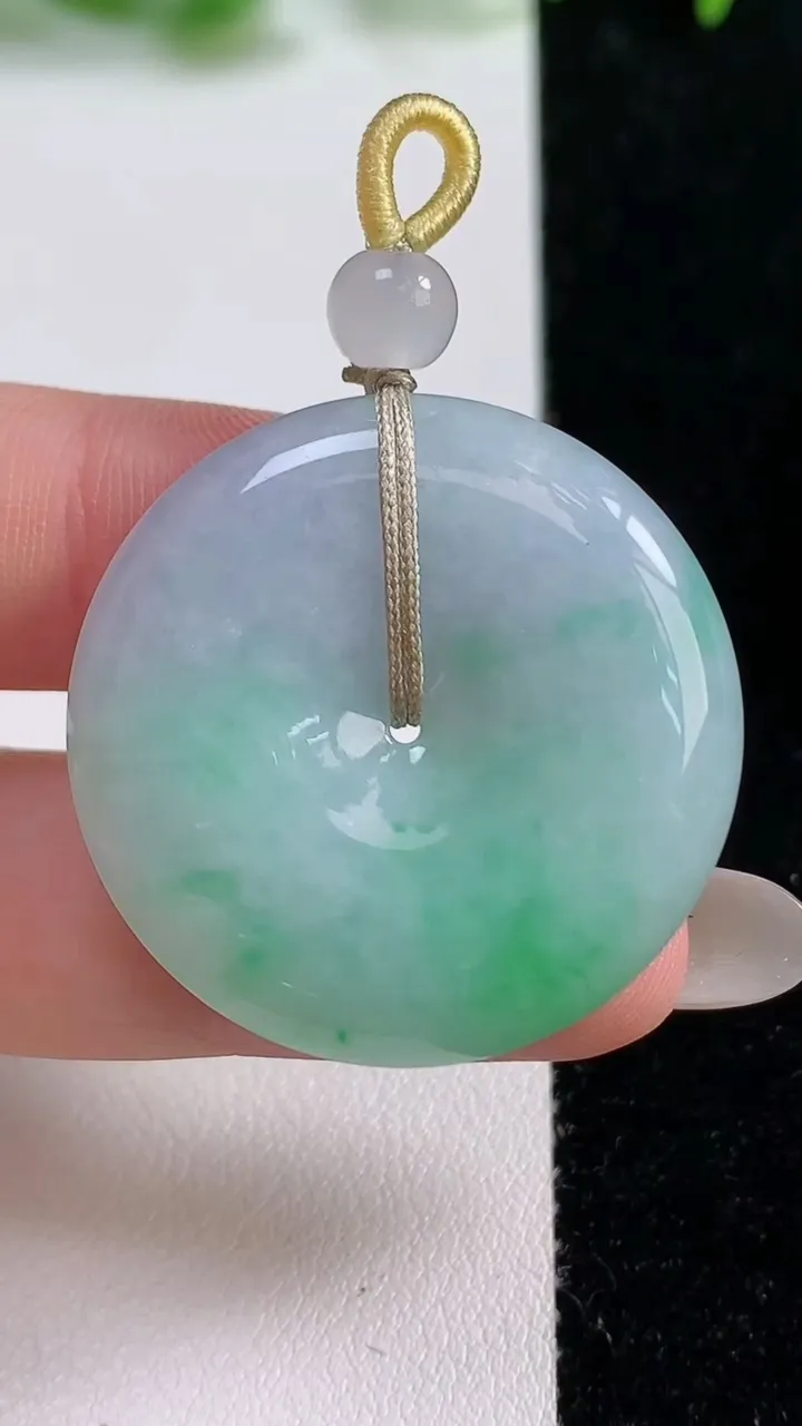 天然A货翡翠平安扣吊坠，尺寸32.5-6，重量:13.43g
10月14日