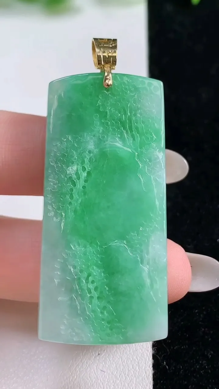 天然A货翡翠山水牌吊坠，尺寸48.5-22.7-7.8，重量:22.34g
10月14日
