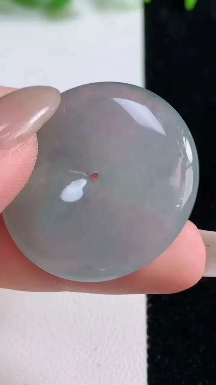 天然A货翡翠平安扣吊坠，尺寸33.4-5.4，重量:13.05g
10月14日