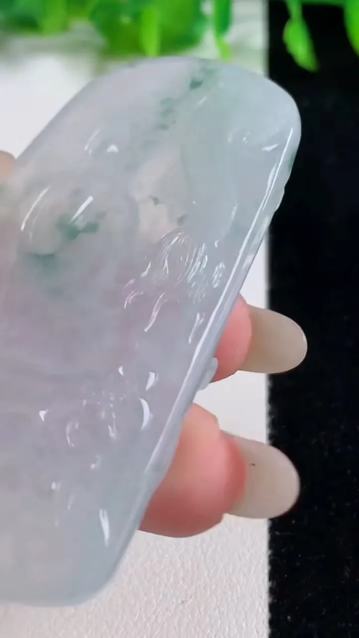 天然A货翡翠冰种飘花祥龙大日如来吊坠，尺寸65.5-40.6-5.7，重量:34.67g
10月14日