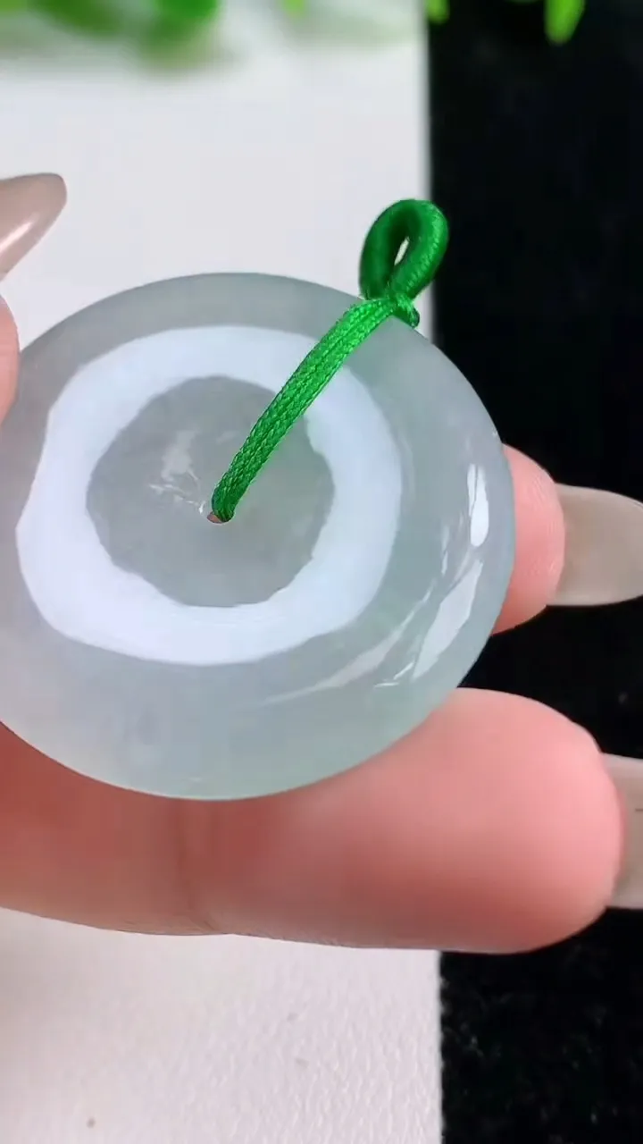 天然A货翡翠平安扣吊坠，尺寸33.3-5.5，重量:13.35g
10月14日