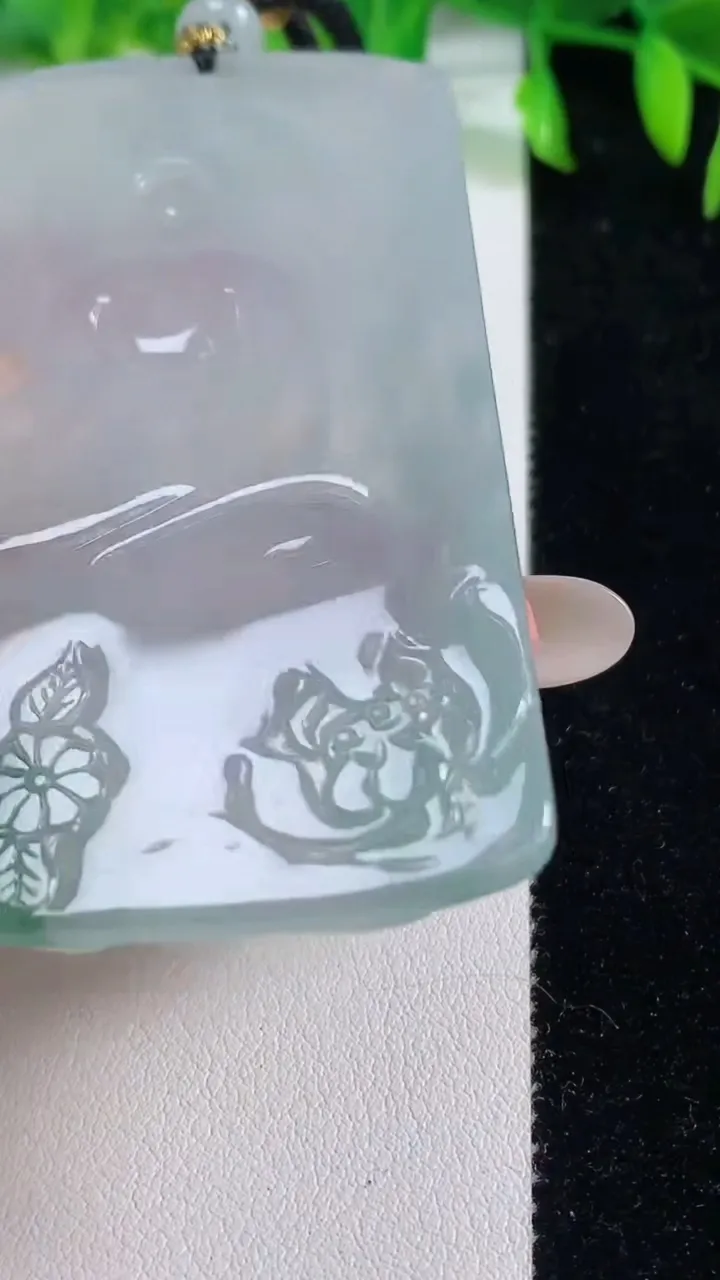 天然A货翡翠种飘花文殊菩萨吊坠，尺寸70.6-43-5.5，重量:43.37g
10月14日