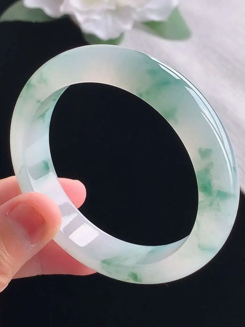 a货翡翠老坑冰种飘花正装正圈手镯53-54圈口  尺寸53.3×12.4×7.7mm 重量53.93