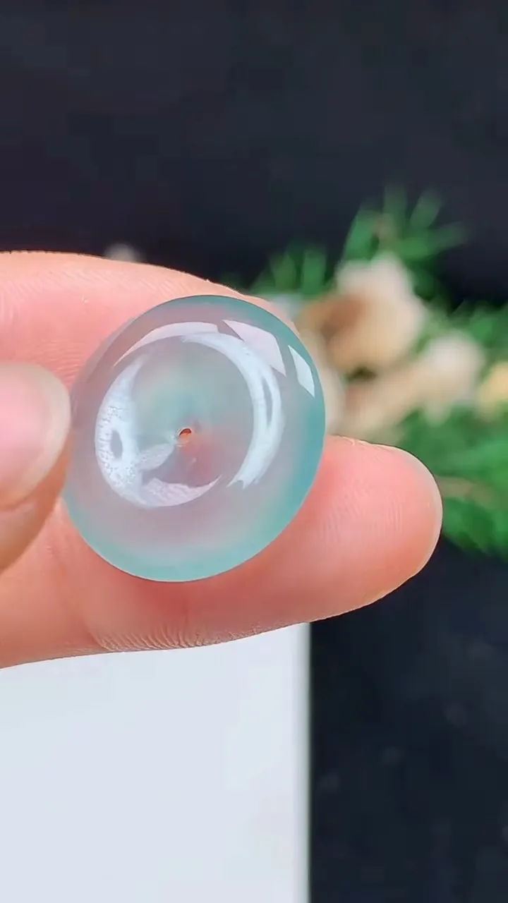 天然A货翡翠平安扣吊坠，尺寸18.4-3.7，重量:2.45g
10月14日