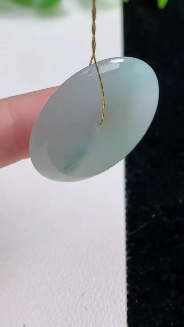 天然A货翡翠冰种飘花平安扣吊坠，尺寸30.3-4.8，重量:10.57g
10月14日