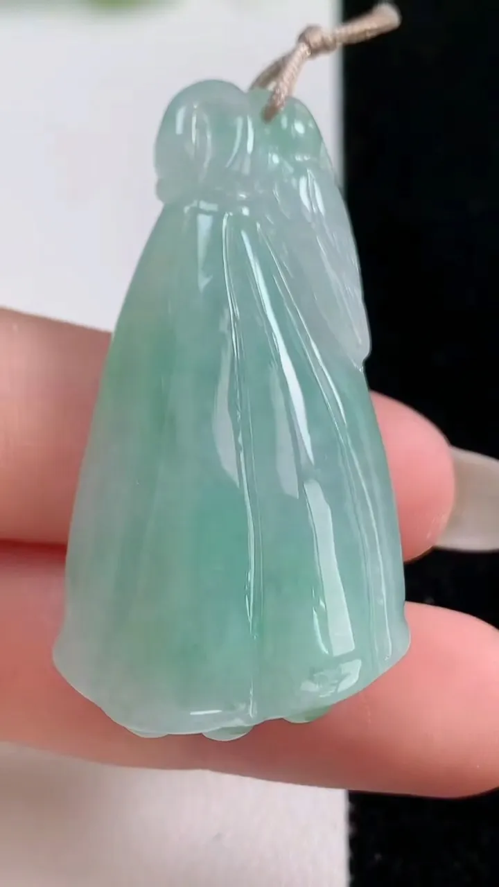 天然A货翡翠莲蓬吊坠，尺寸43-22.7-11.5，重量:15.96g
10月14日