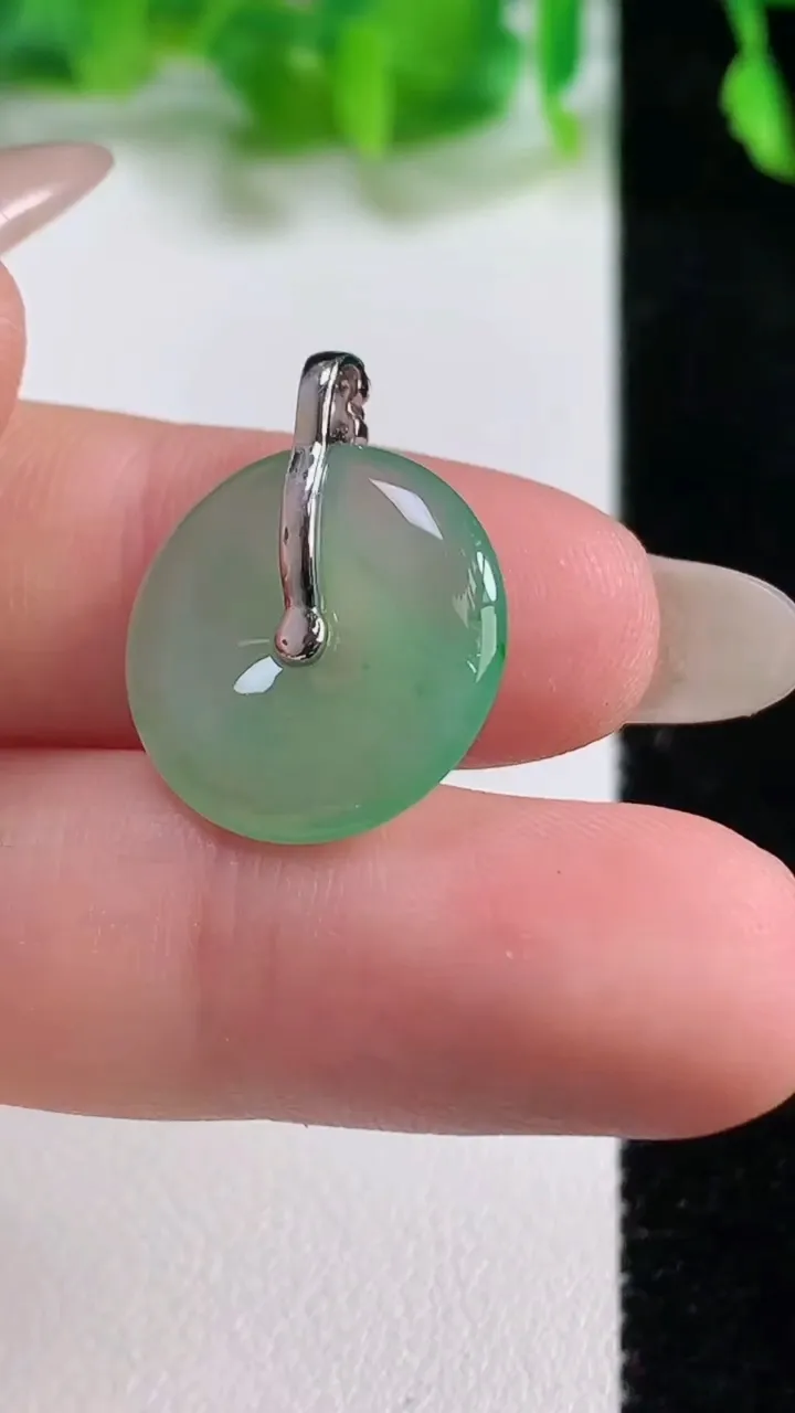 天然A货翡翠平安扣吊坠，尺寸16.8-3，重量:2.55g
10月14日