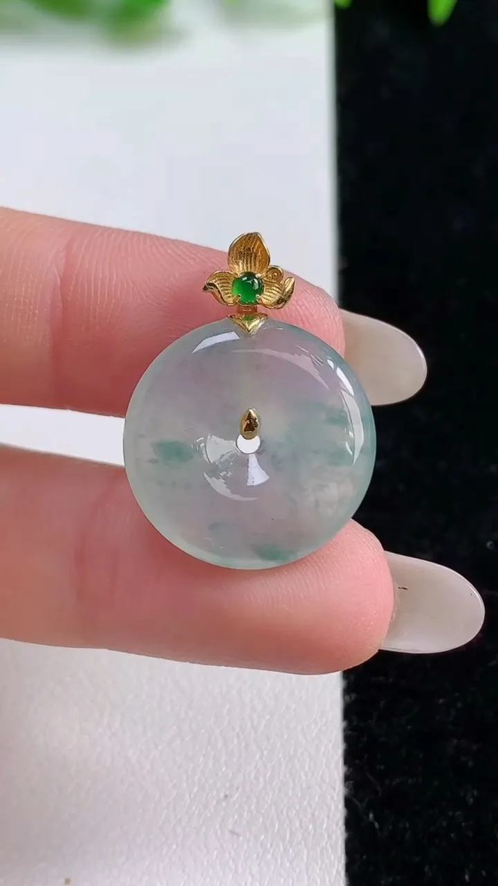 天然A货翡翠种飘花平安扣吊坠，尺寸19.2-4，重量:3.39g
10月14日