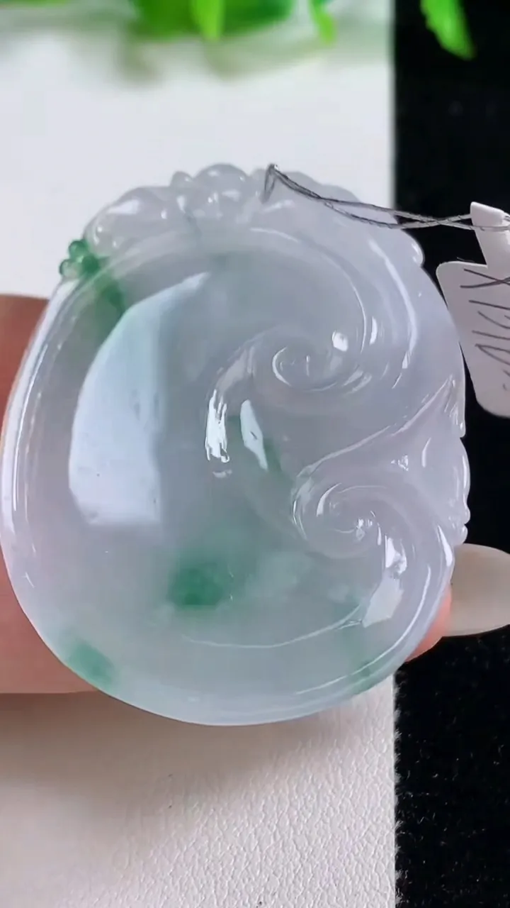 天然A货翡翠如意吊坠，尺寸48.2-37-6.2，重量:19.19g
10月14日