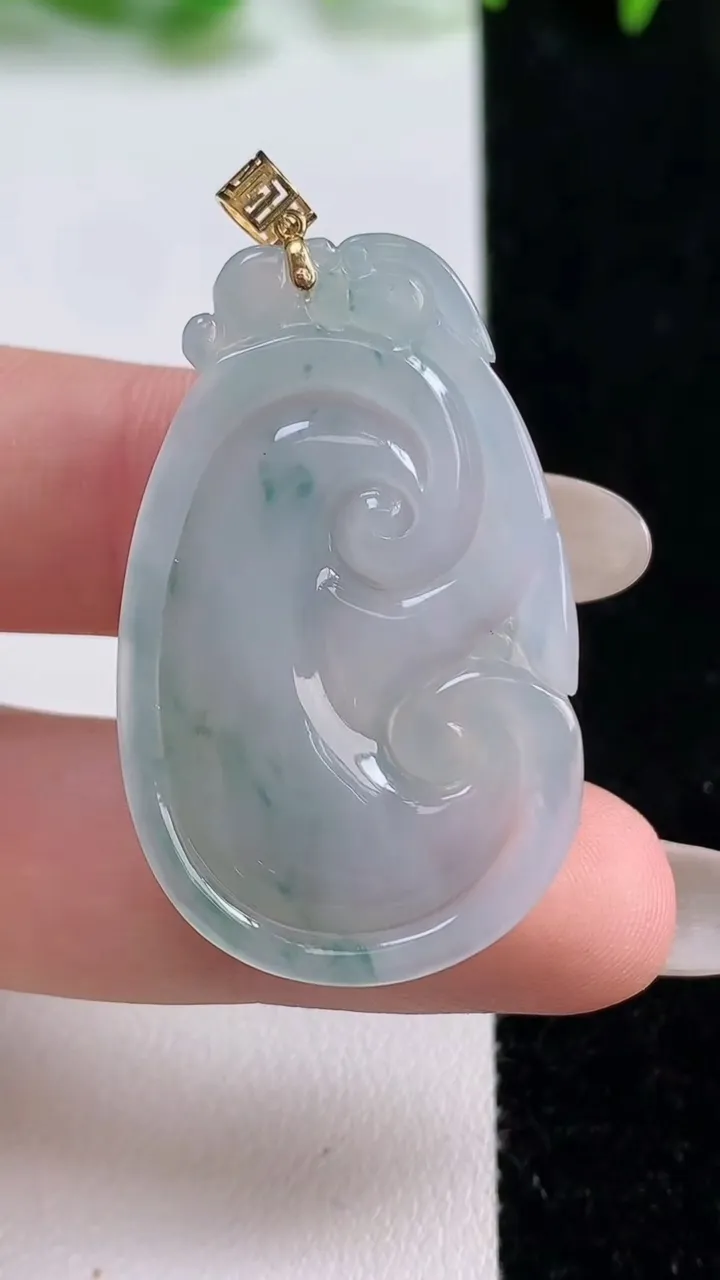 天然A货翡翠种飘花如意吊坠，尺寸38.2-23.3-5.8，重量:9.53g
10月14日