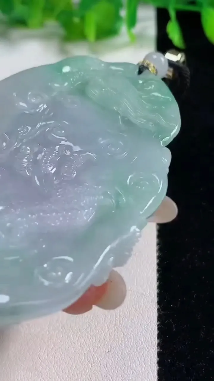 天然A货翡翠龙牌吊坠，尺寸70.5-49.2-12，重量:71.64g
10月14日