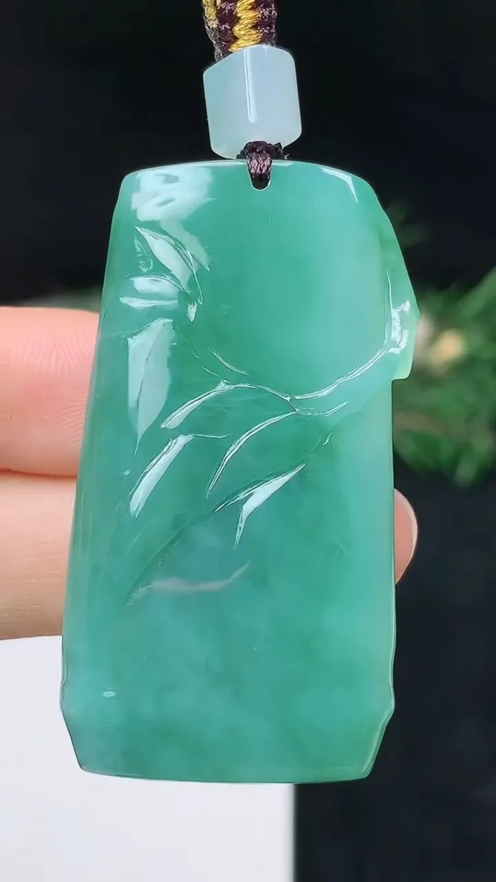 天然A货翡翠节节高升 竹节吊坠，尺寸47.6-25.4-5.4，重量:19.25g
10月14日