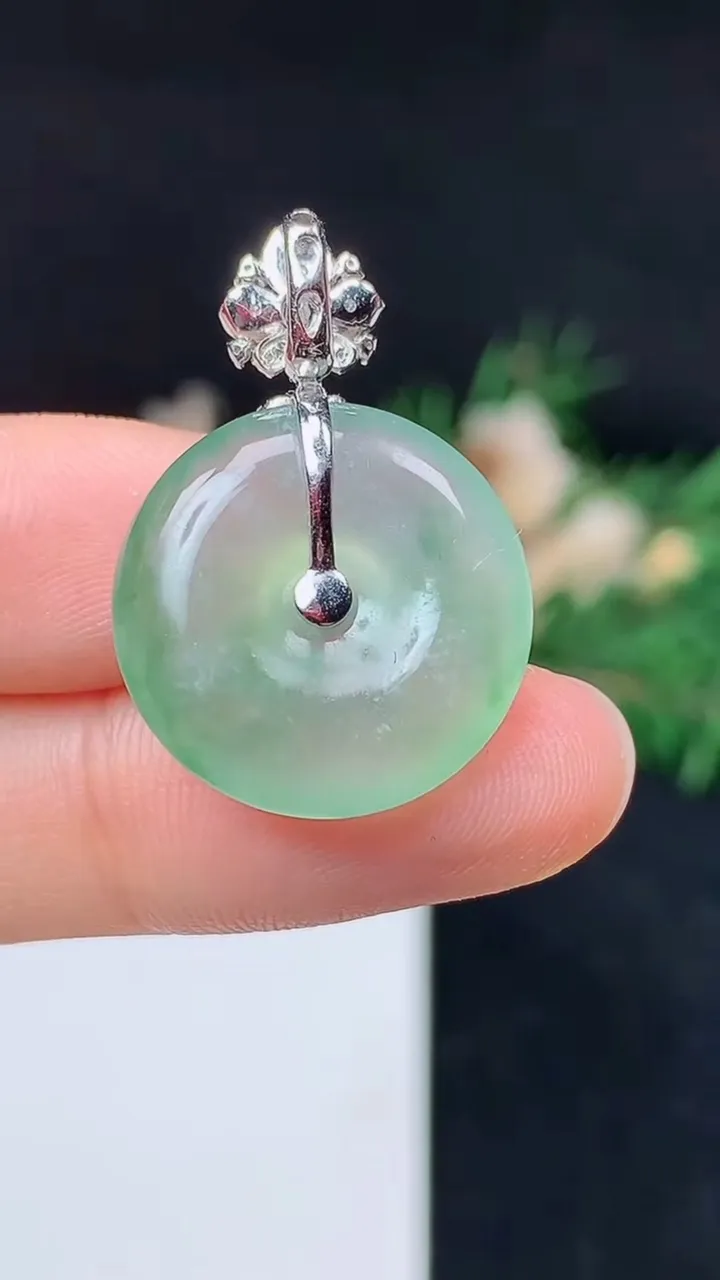 天然A货翡翠平安扣吊坠，尺寸19.4-5.6，重量:5.00g
10月14日