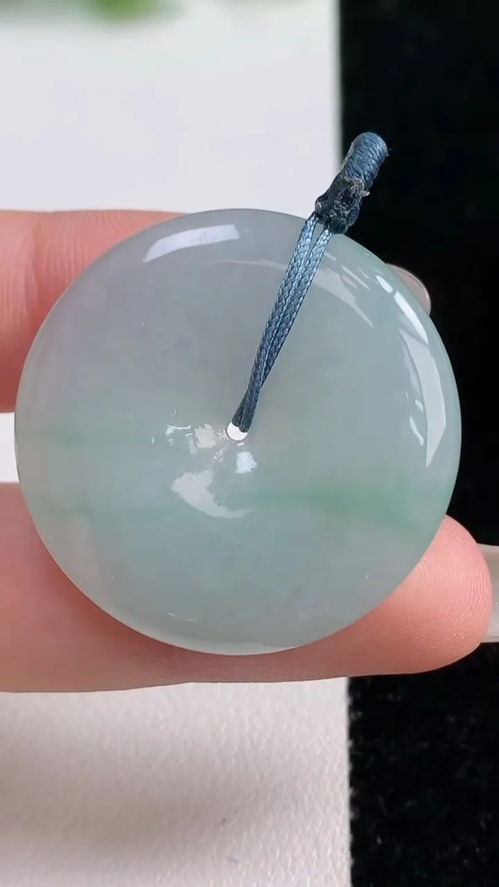 天然A货翡翠平安扣吊坠，尺寸31.8-5，重量:11.35g
10月14日