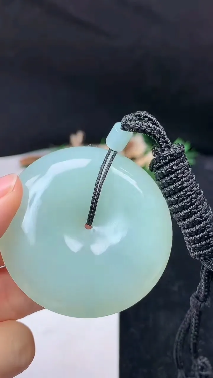 天然A货翡翠平安扣吊坠，尺寸50.7-12.9，重量:69.00g
10月14日