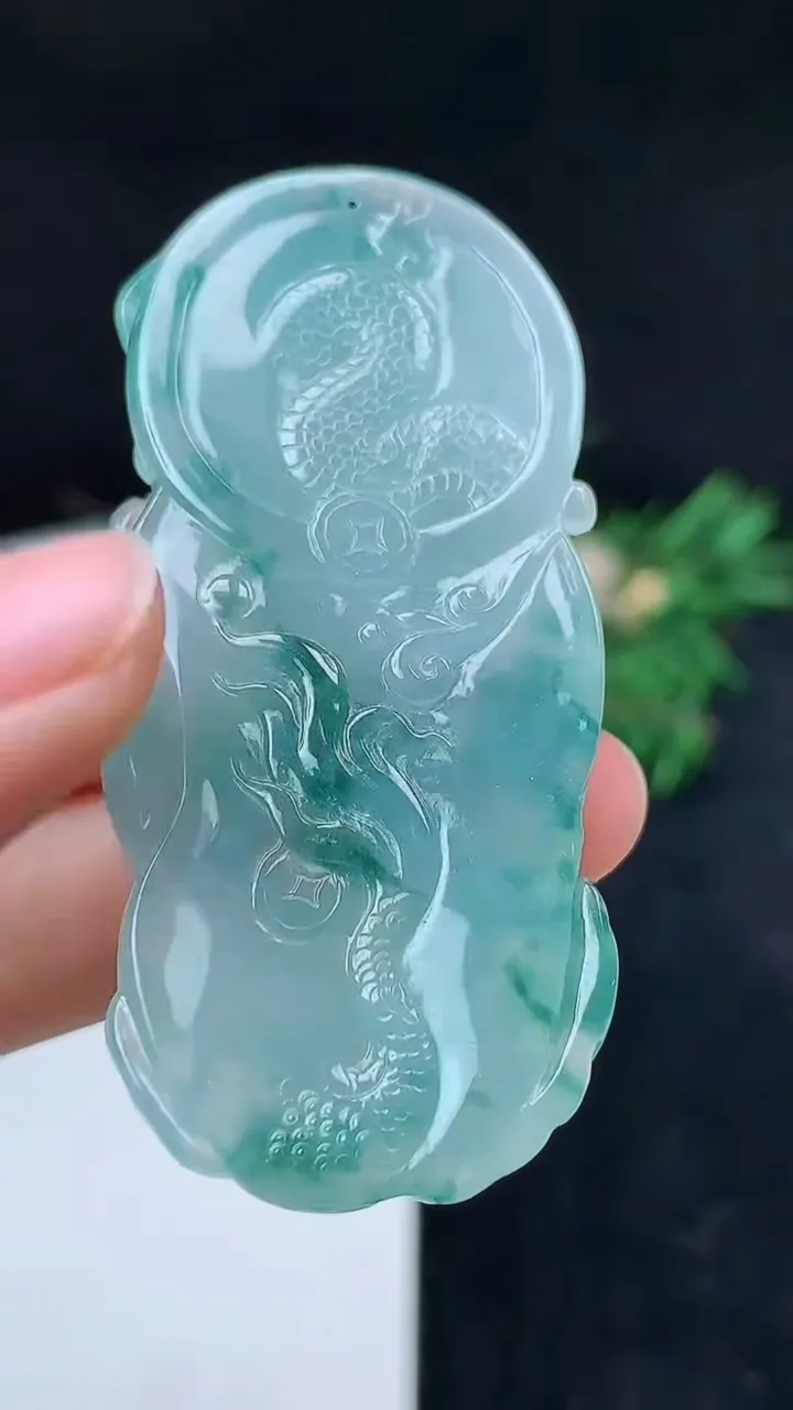 天然A货翡翠飘花财神爷吊坠，尺寸60.8-27.2-8，重量:26.45g
10月14日